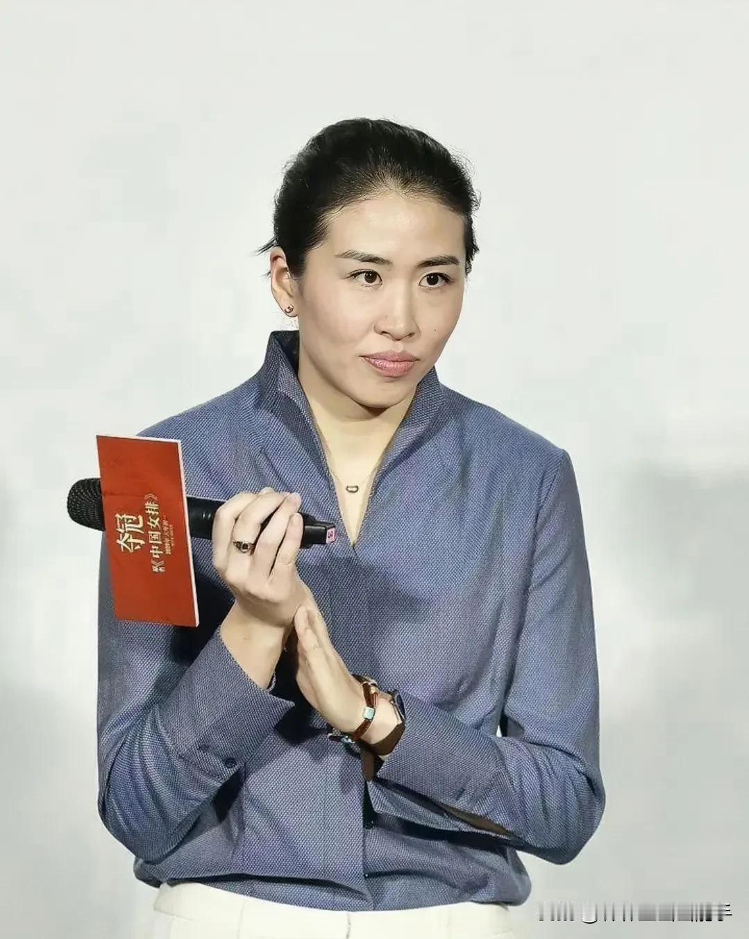 离婚这件事，绝大多数人想到的是撕扯、是算计。


可郎平和白帆这对前夫妻，却把分