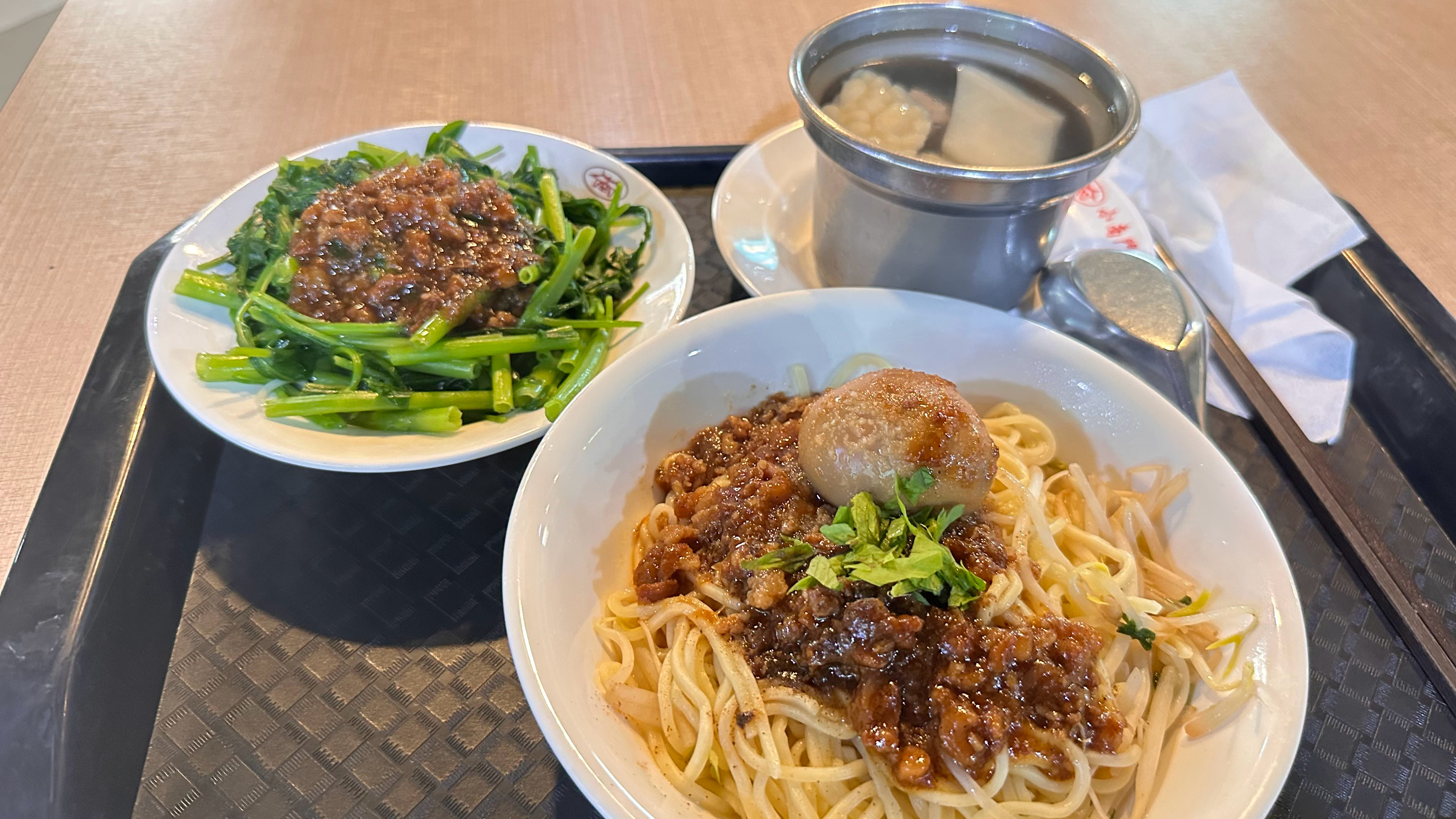 没有荷包蛋，卤蛋凑合 
