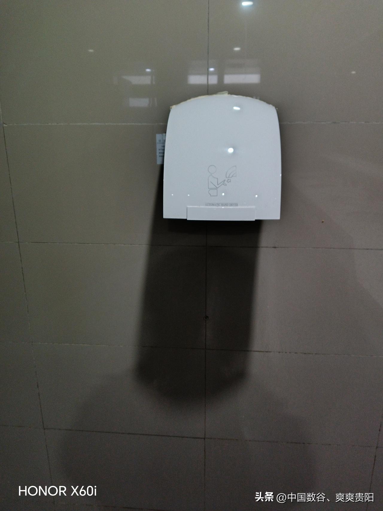 毕节高铁站配套


前几天路过毕节高铁站，这配套还是挺不错的，洗手台有热水，还有