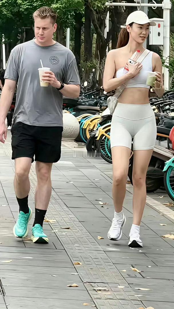世人总看见男人戍边征战守江山，却常常忽略女子守血脉的重量。男人挡住外敌，护住脚下