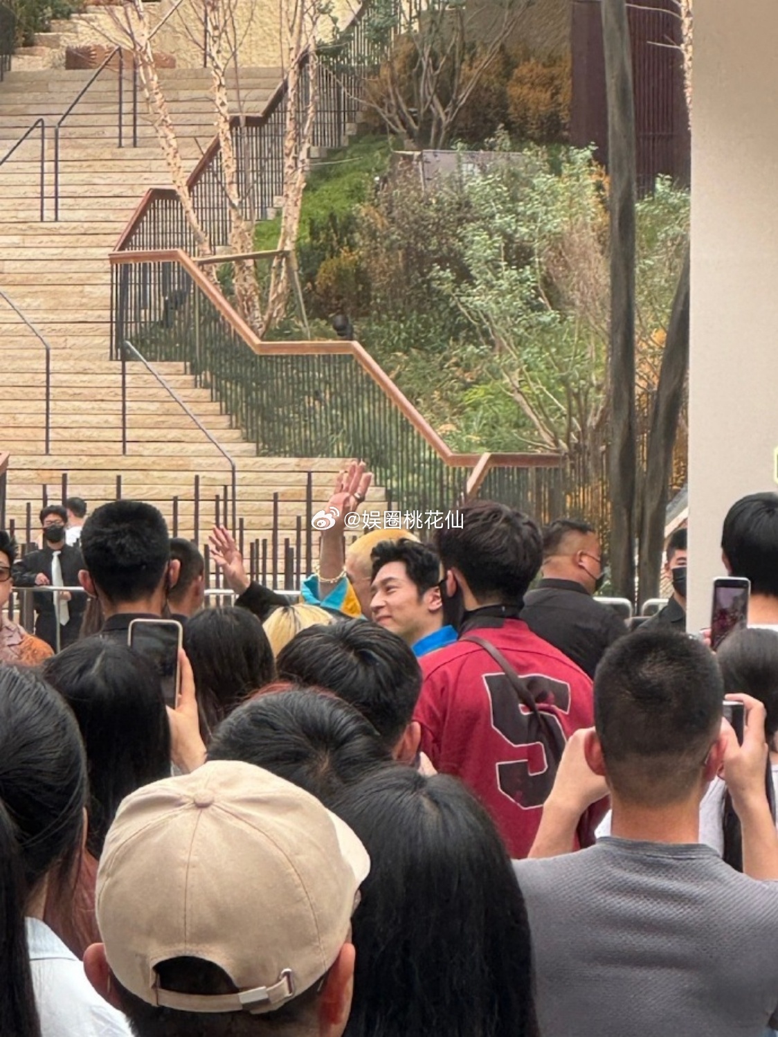 孙阳现场做起了播客有人偶遇孙阳在某个节目中当起了播客，看在讲要对话潮流、设计、音