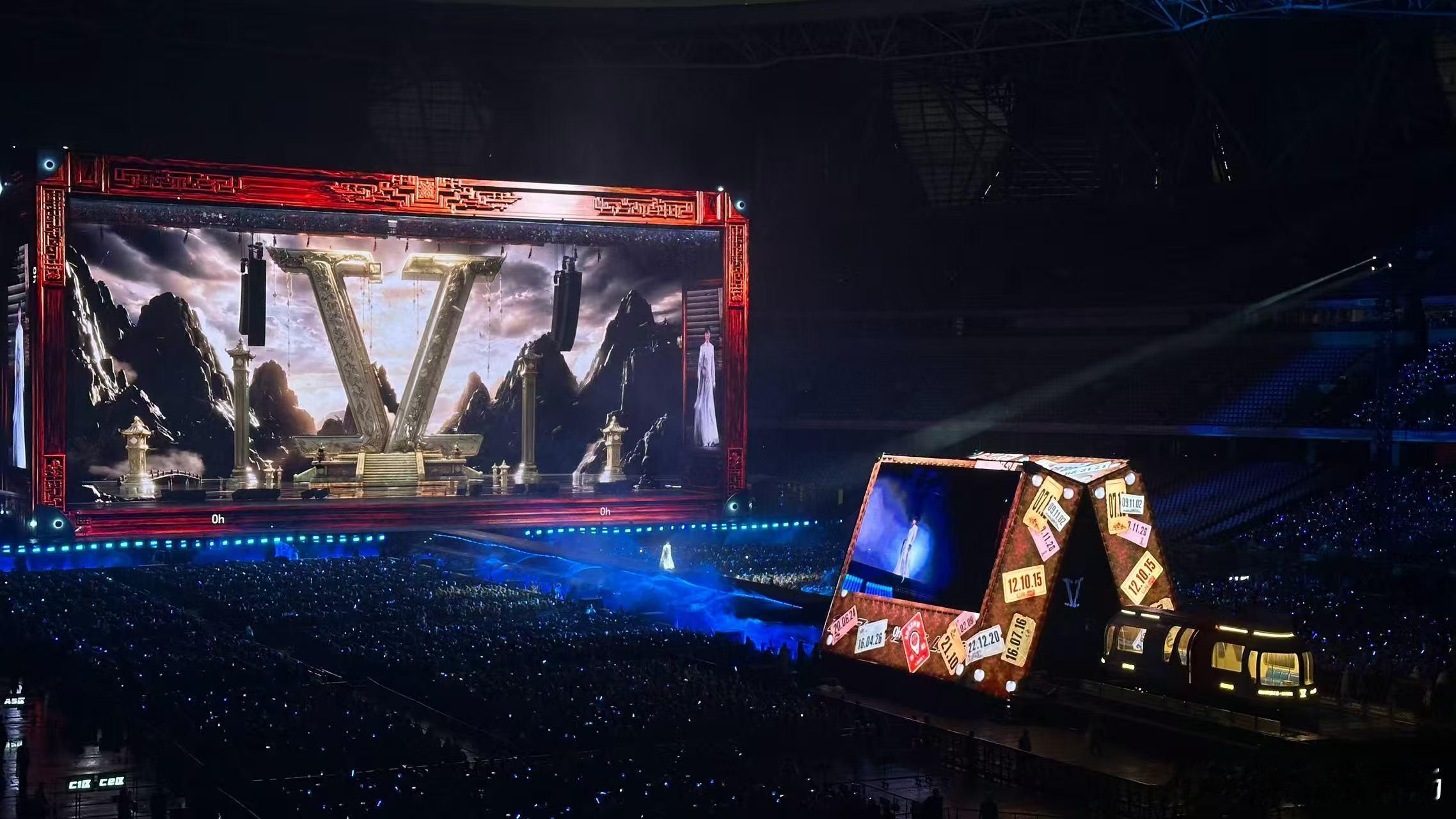 张杰演唱会水幕 真的会被演唱会水幕开场狠狠惊艳！VCR落幕，漫天水幕如银河倾泻铺