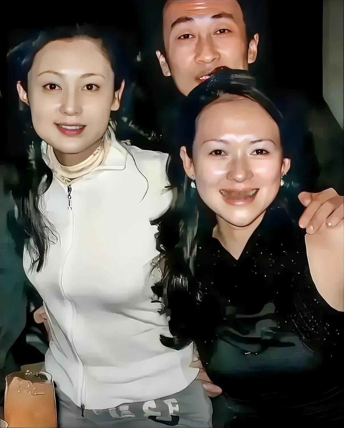 陈红总是最出彩的。
不知这是拍于哪年？右边是章子怡，后面男生似有面熟，但就是想不