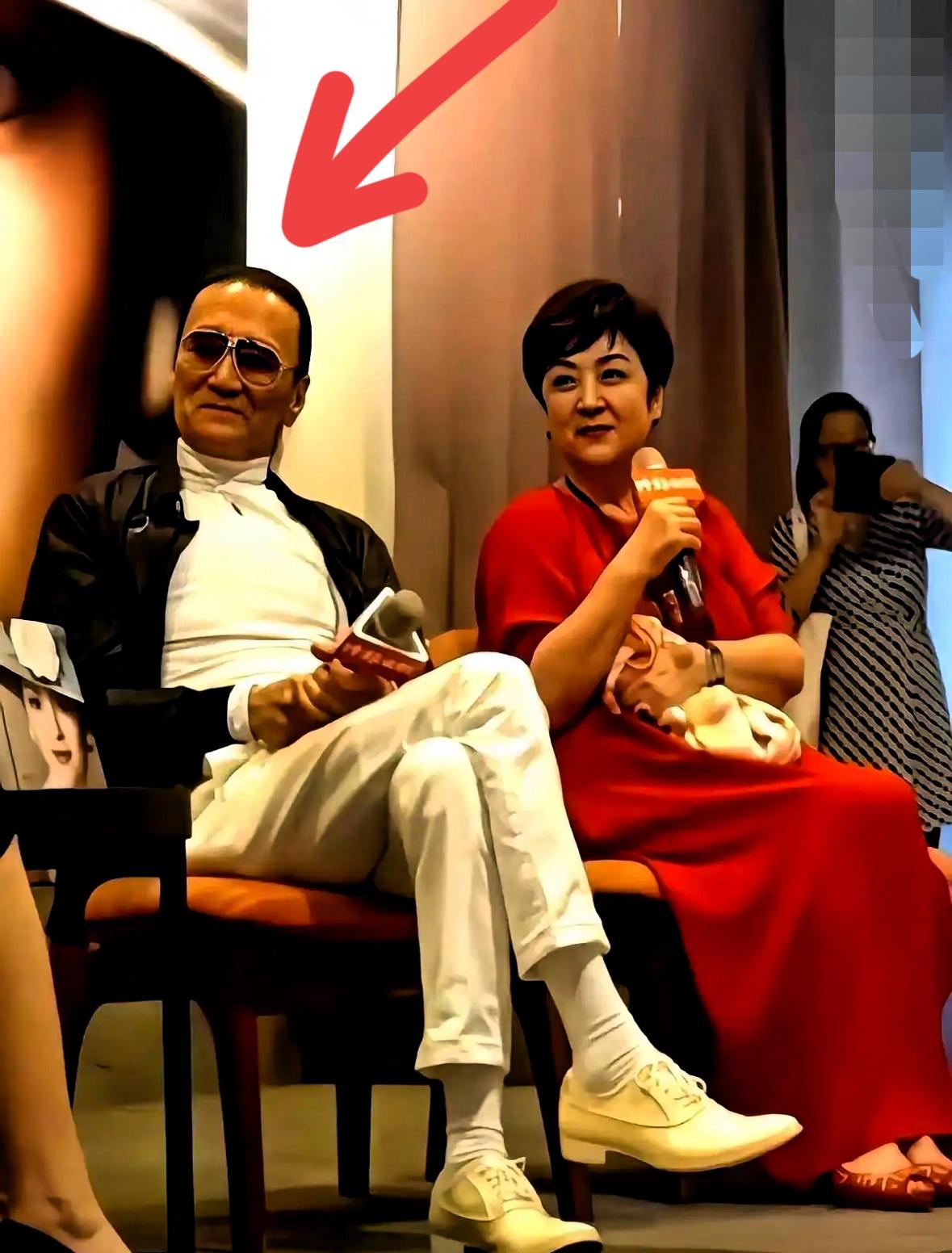 一次采访，鲁豫问甄珍：“当年为什么会跟谢贤离婚？”

甄珍说：“他不愿意来台湾，