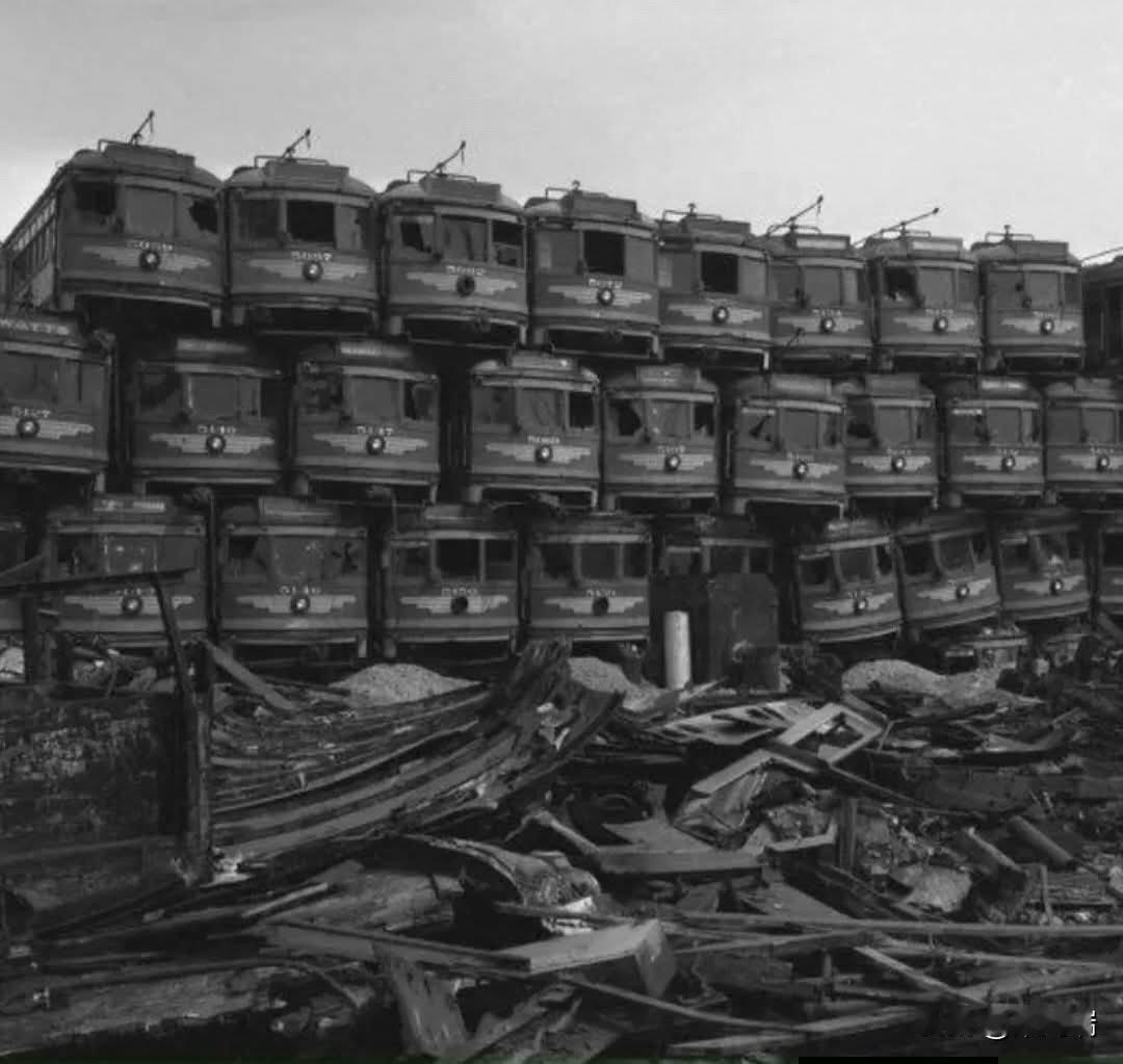 被通用汽车摧毁的有轨电车墓地。加利福尼亚州终端岛，1956年。

到了20世纪初