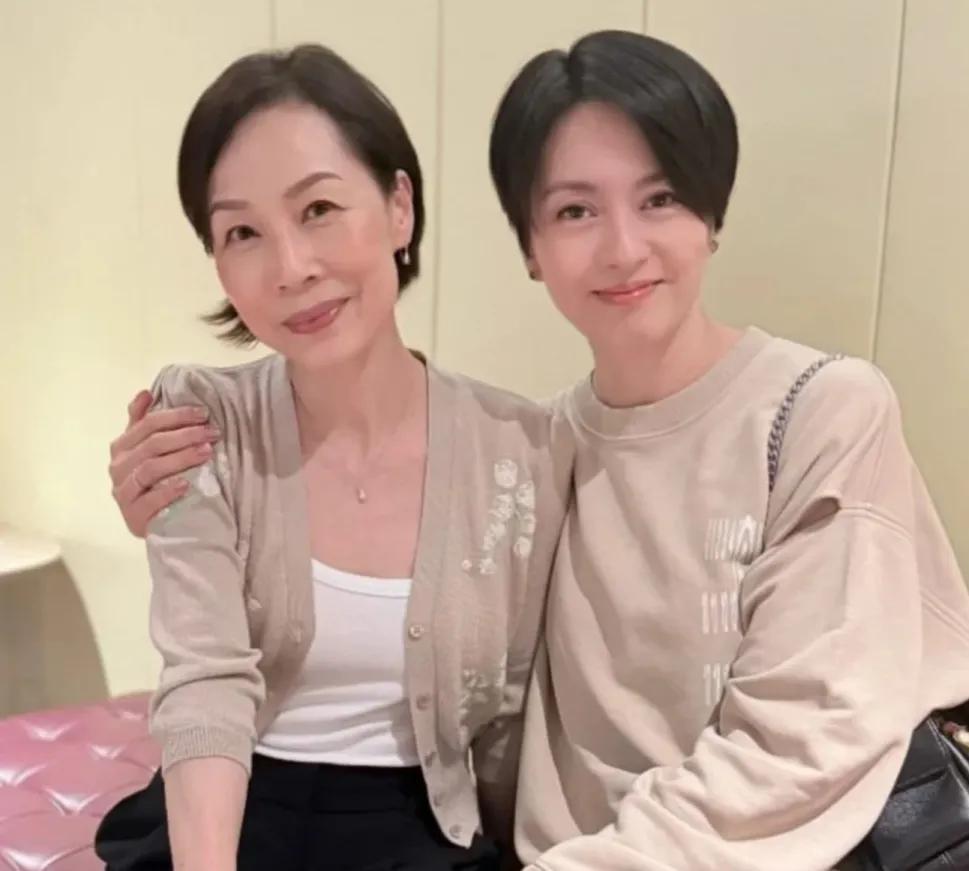还认得梁咏琪旁边的女星吗？红极一时，可惜退圈太早了
近日，梁咏琪去看演唱会期间偶