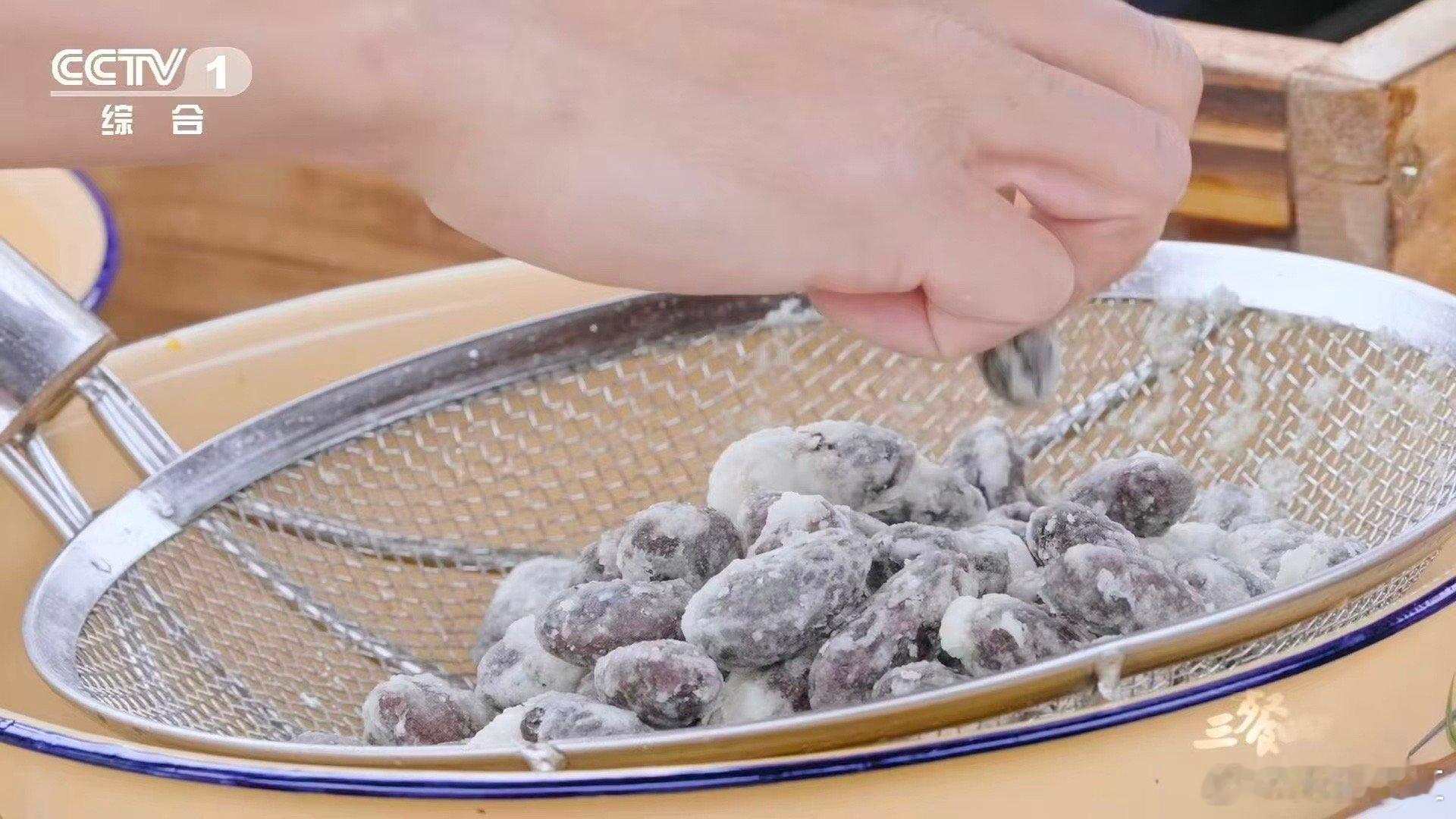 中国人的吃商绝了硬邦邦的岩豆被中国人变成美食 岩豆的硬，是天赋的铠甲；而中国人的