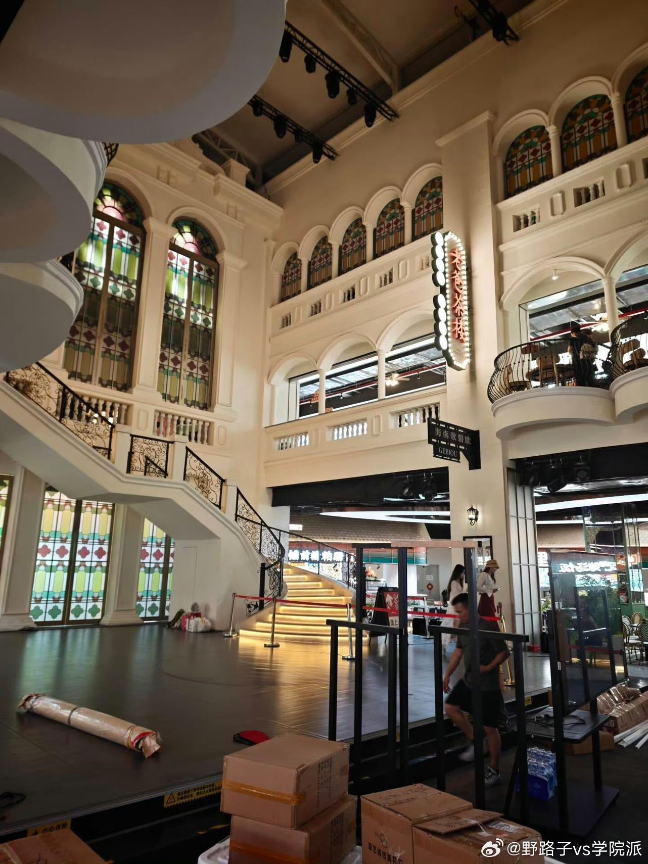 奔跑吧复古风置景奔跑吧民国风置景奔跑吧 明天《奔跑吧》开启录制，现场置景风格很像