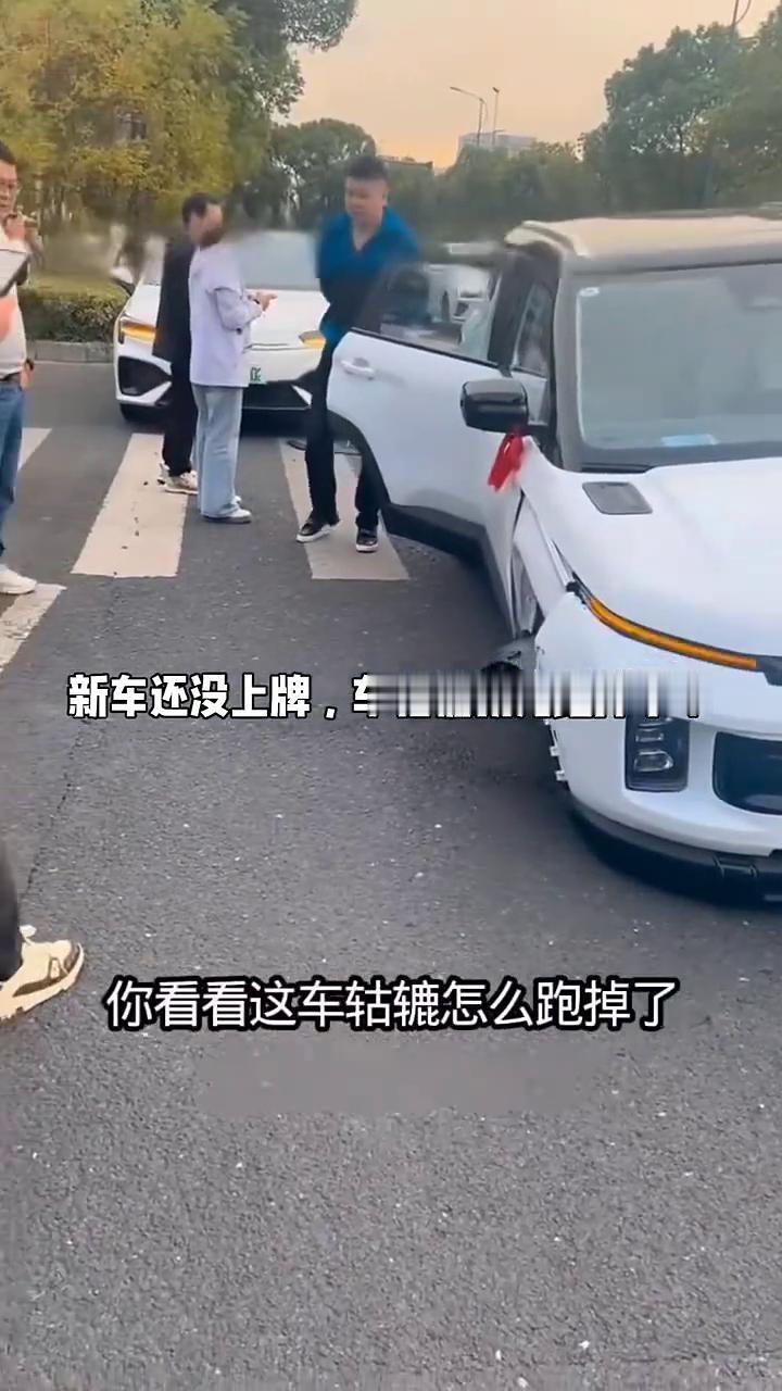 新车还没上牌，车轱辘就先跑掉了？
万万没想到，你看看这车轱辘怎么跑掉了。来看看这