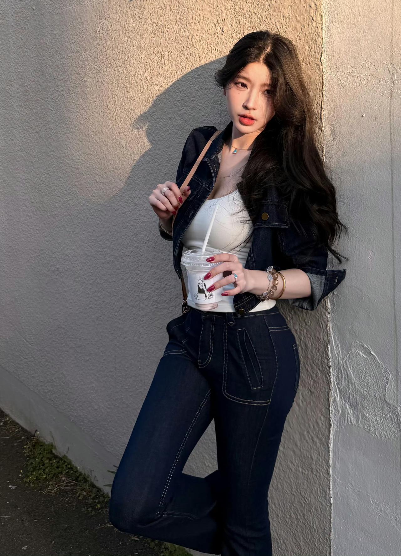 宽松牛仔套装+简单白T，
手握一杯喜欢的咖啡，
一杯冰饮，
一堵墙，
和恰到好处