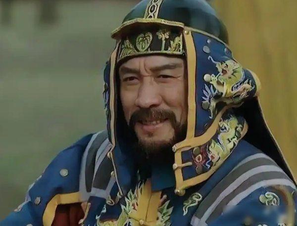 他是雍正帝最信任的大将，镇守川陕，手握重兵，战功赫赫，一度位极人臣。但短短两年，