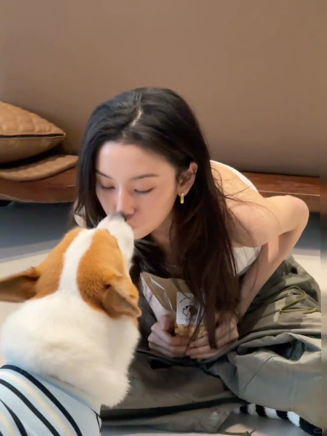 宋祖儿今日更新这几张室内的好有朦胧美🤲🏻💌 ​​​