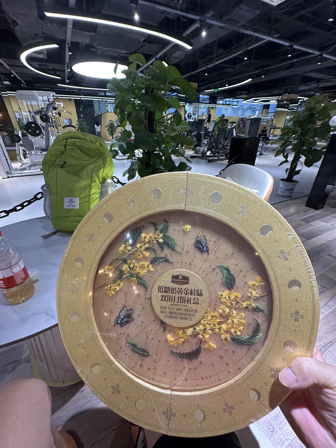 在抖音平台上买了一盒广州的月饼，准备送给亲戚的，后来朋友送了一盒广州某酒店的月饼