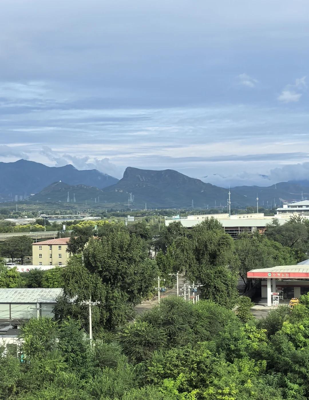 北京地铁座位加热了
今天坐北京燕山线地铁，一上车就觉得暖阳阳的，坐下来发现座位已