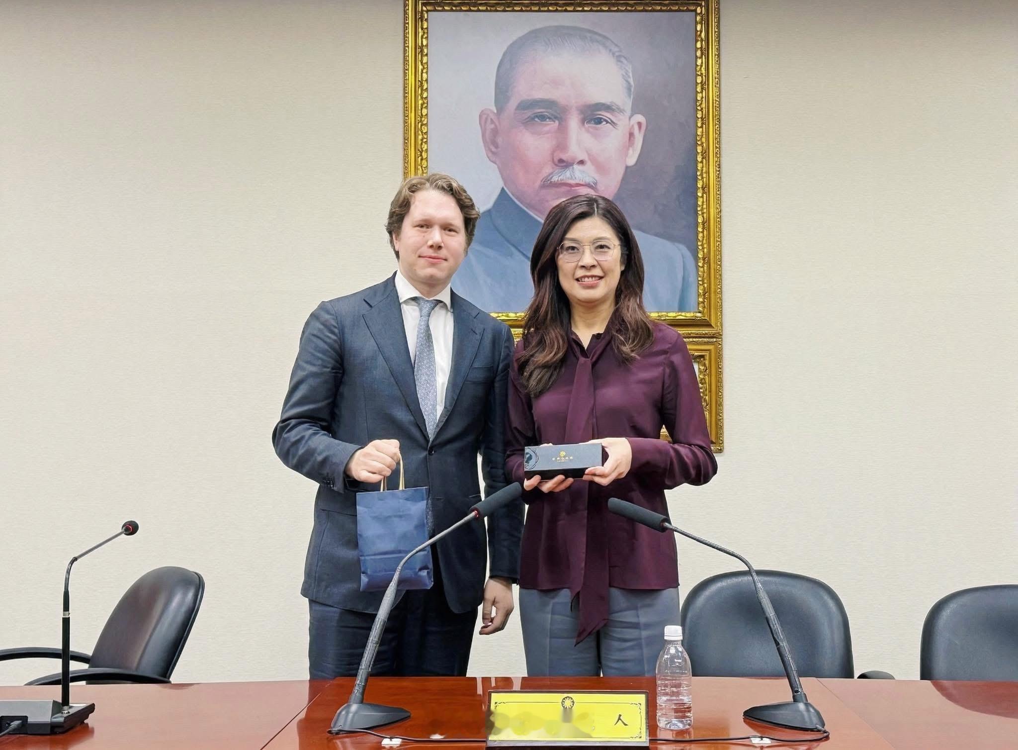 郑丽文结束大陆行返台后的第二天，在台湾中国国民党中央党部会见美国外交关系协会(C