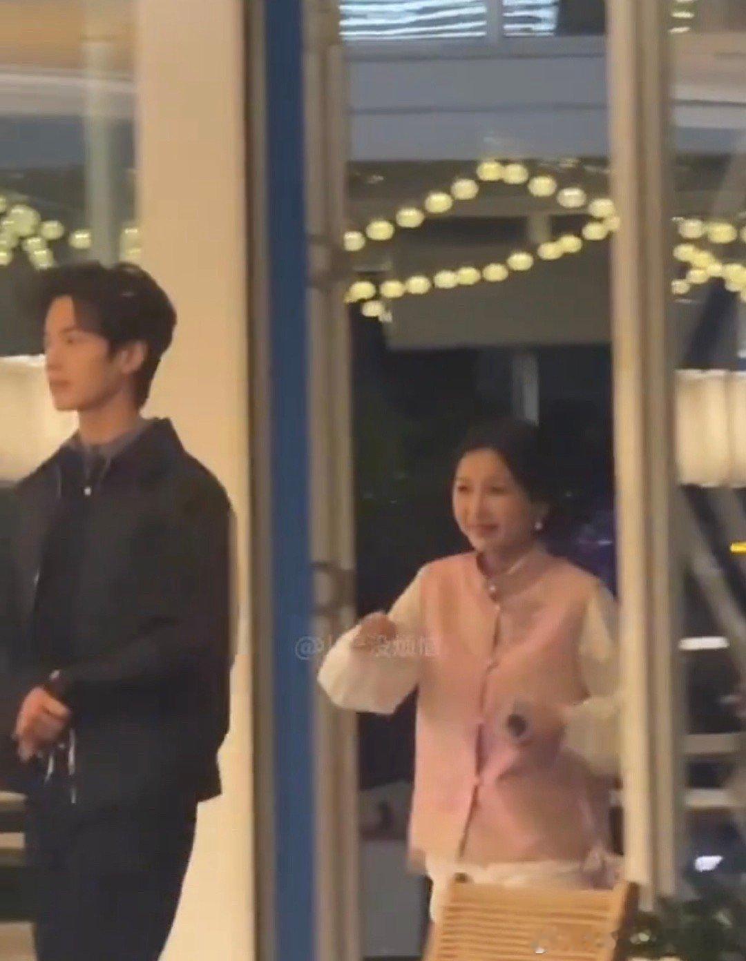 虞书欣何与对视 有一说一欣欣和何与也有点子好嗑， 虞书欣何与身高差 这对视、这身