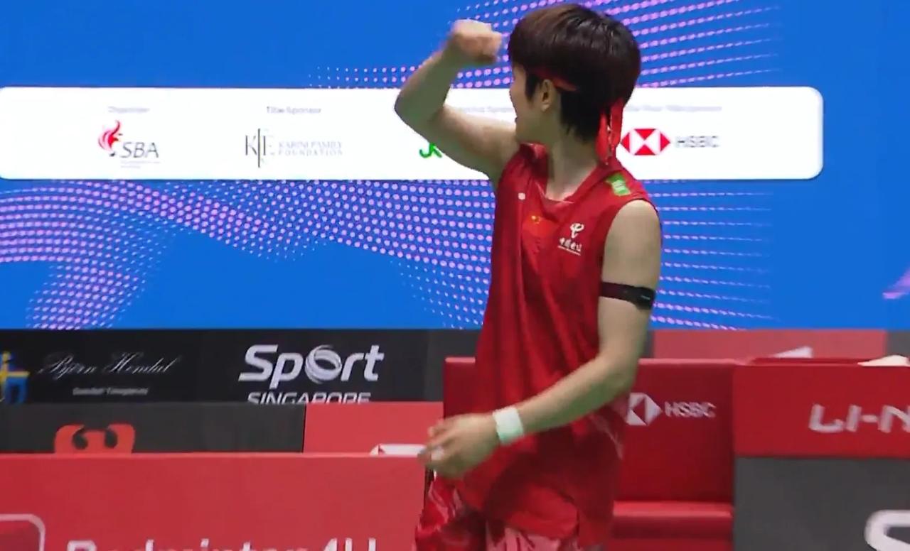 仙魔同体，王祉怡2-0李美妙，甩球拍后帮球迷捡球。
今天是中国女单值得庆祝的日子