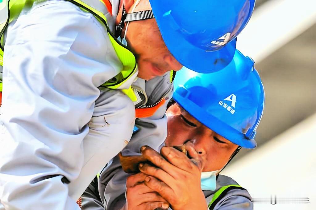 破除误区：年轻人不是怕吃苦，是拒绝“无保障的卖命”

别再指责年轻人不吃苦！工地