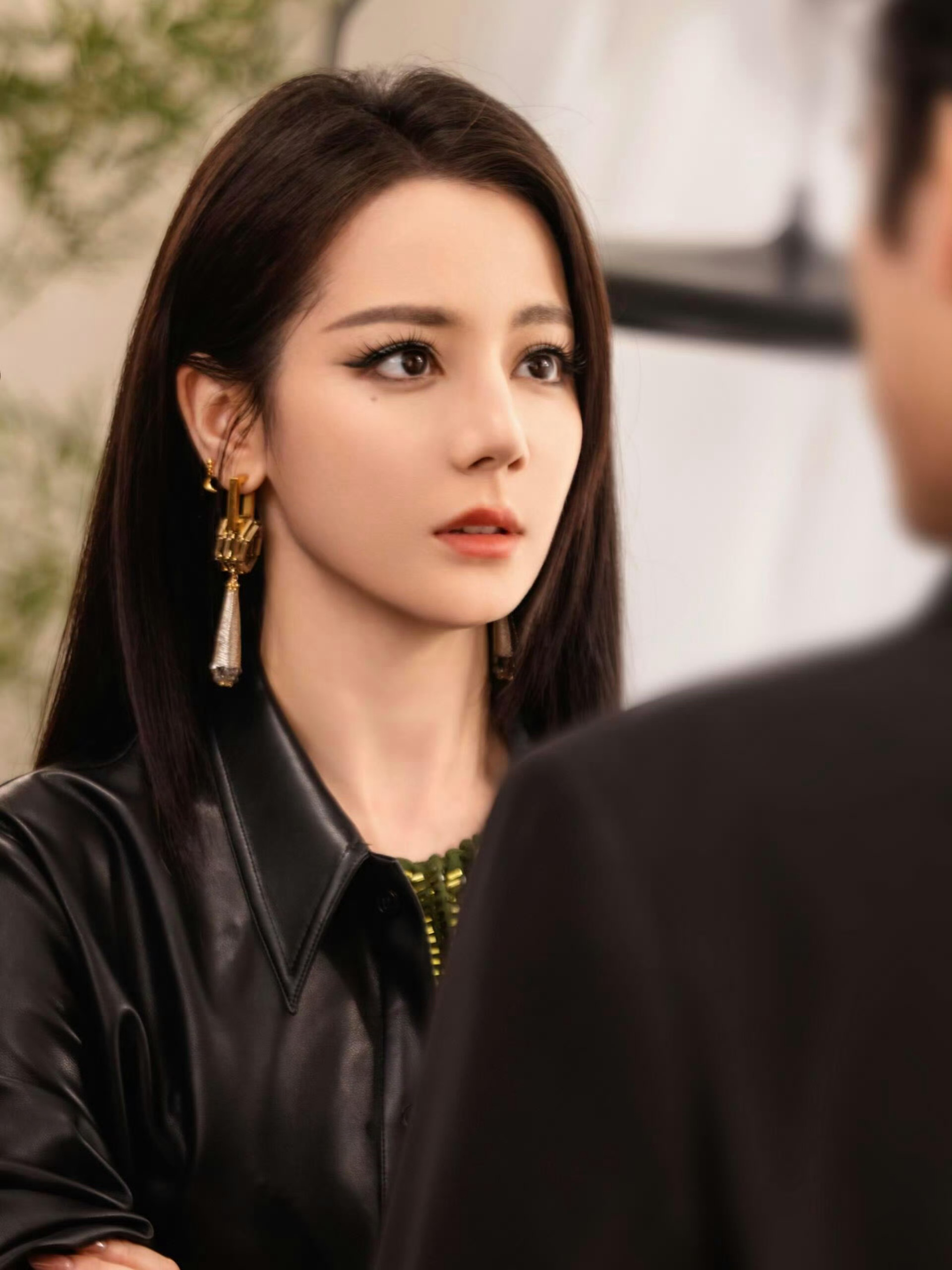 迪丽热巴总裁妆热巴这套妆造真的完全总裁来着！直接被下颌线狠狠拿捏姐姐好飒！女神降