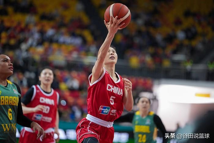 经过加时苦战，中国女篮在热身赛中74-69击败巴西女篮，艰难赢下胜利。在前三节领