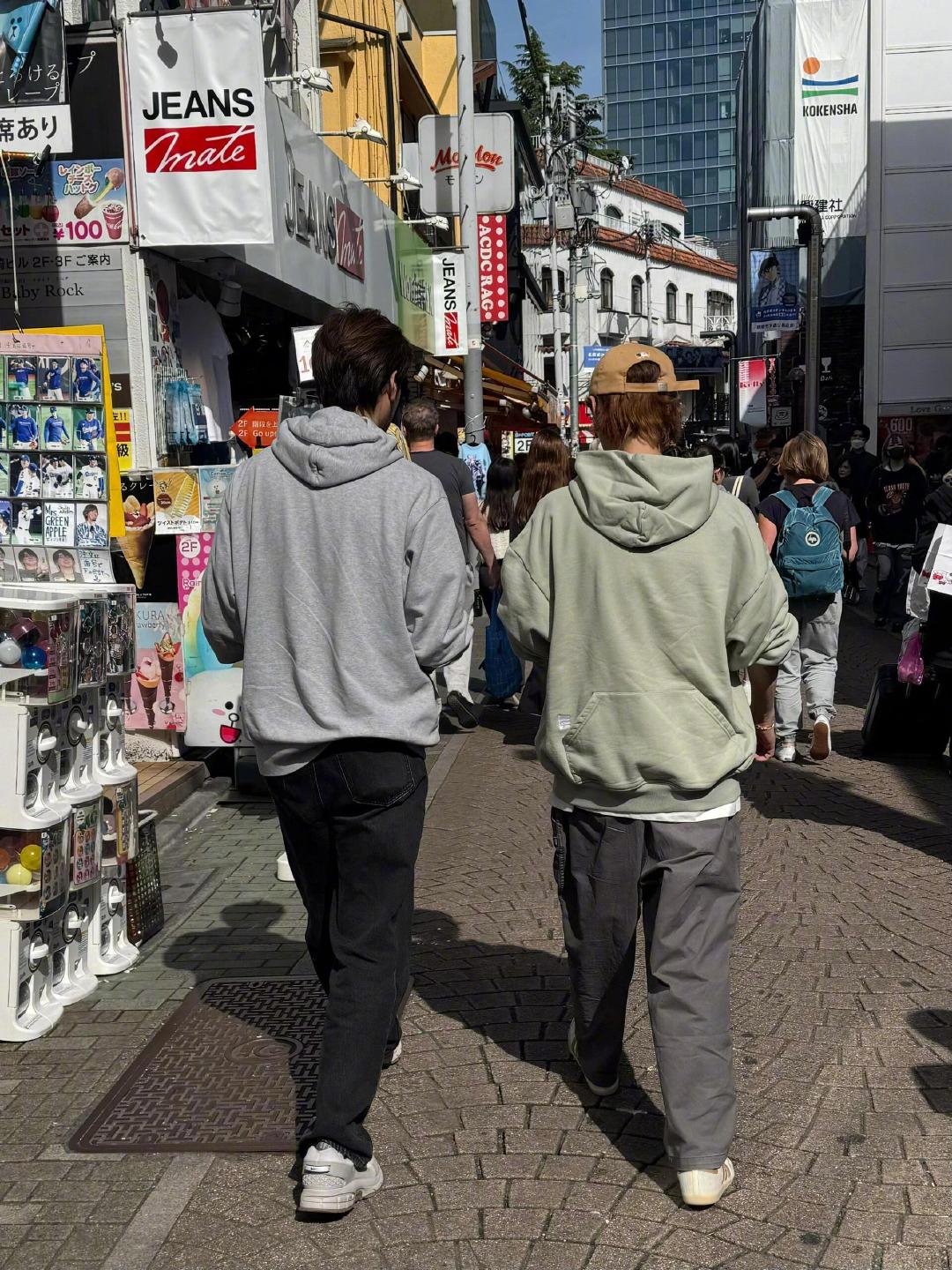 日本原宿偶遇鹿晗 日本原宿偶遇鹿晗逛街 网友在日本原宿偶遇了鹿晗，并形容鹿晗脸超