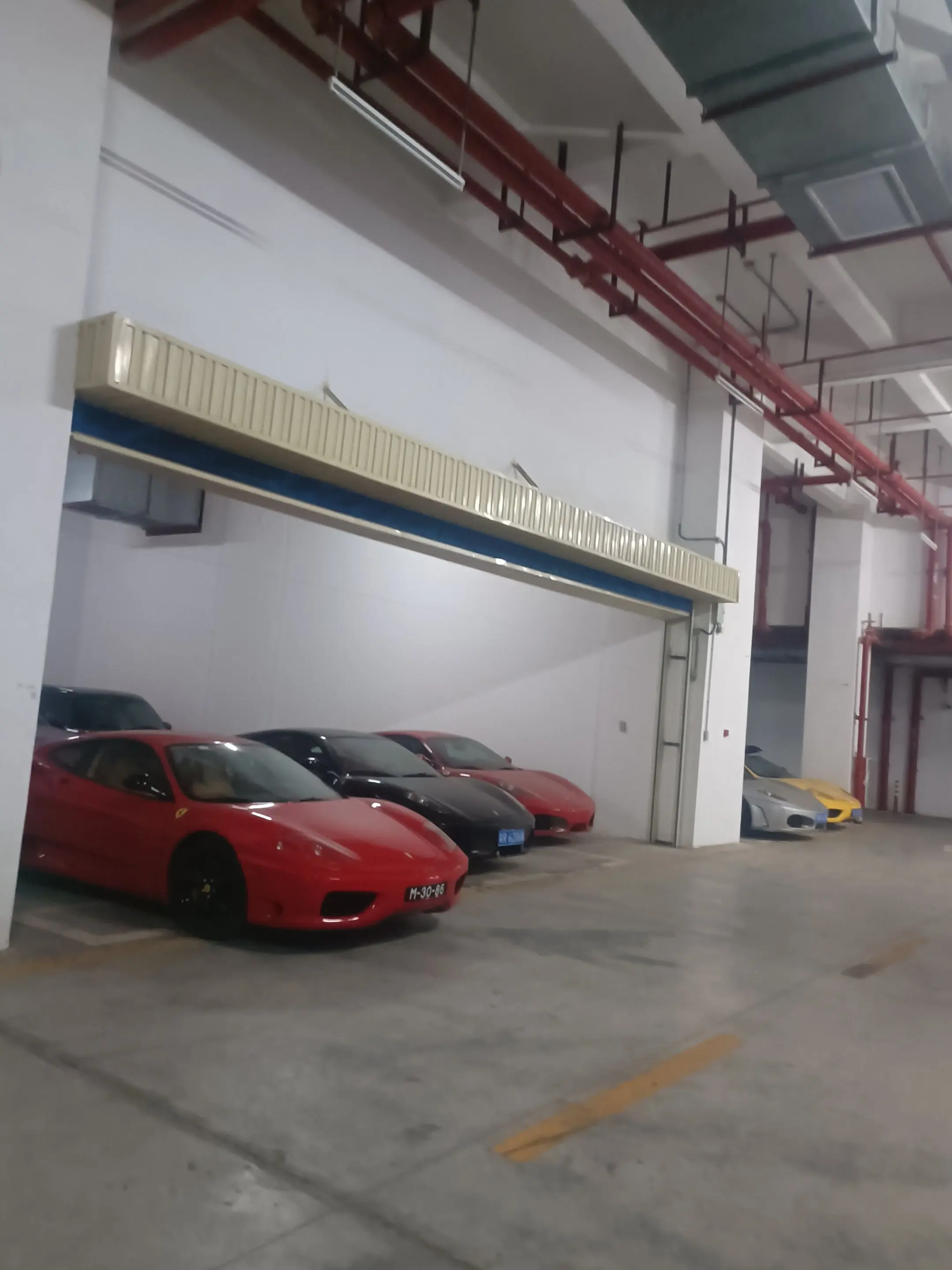 佛山神秘车库 几十超跑 也是不开的 入尘了