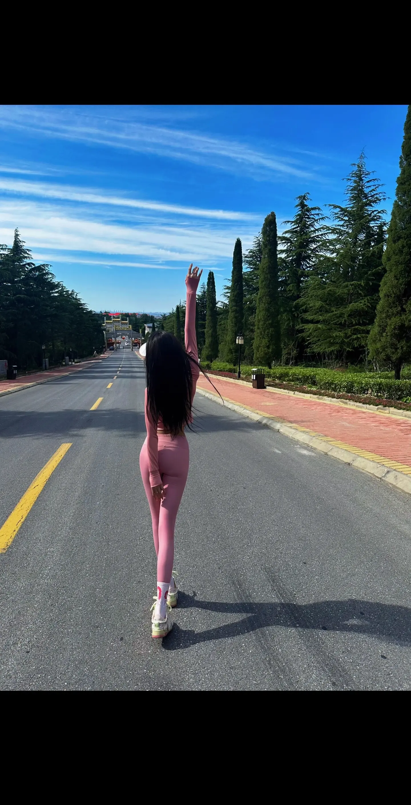 罗帏舒卷，似有人开。明月直入，无心可猜。