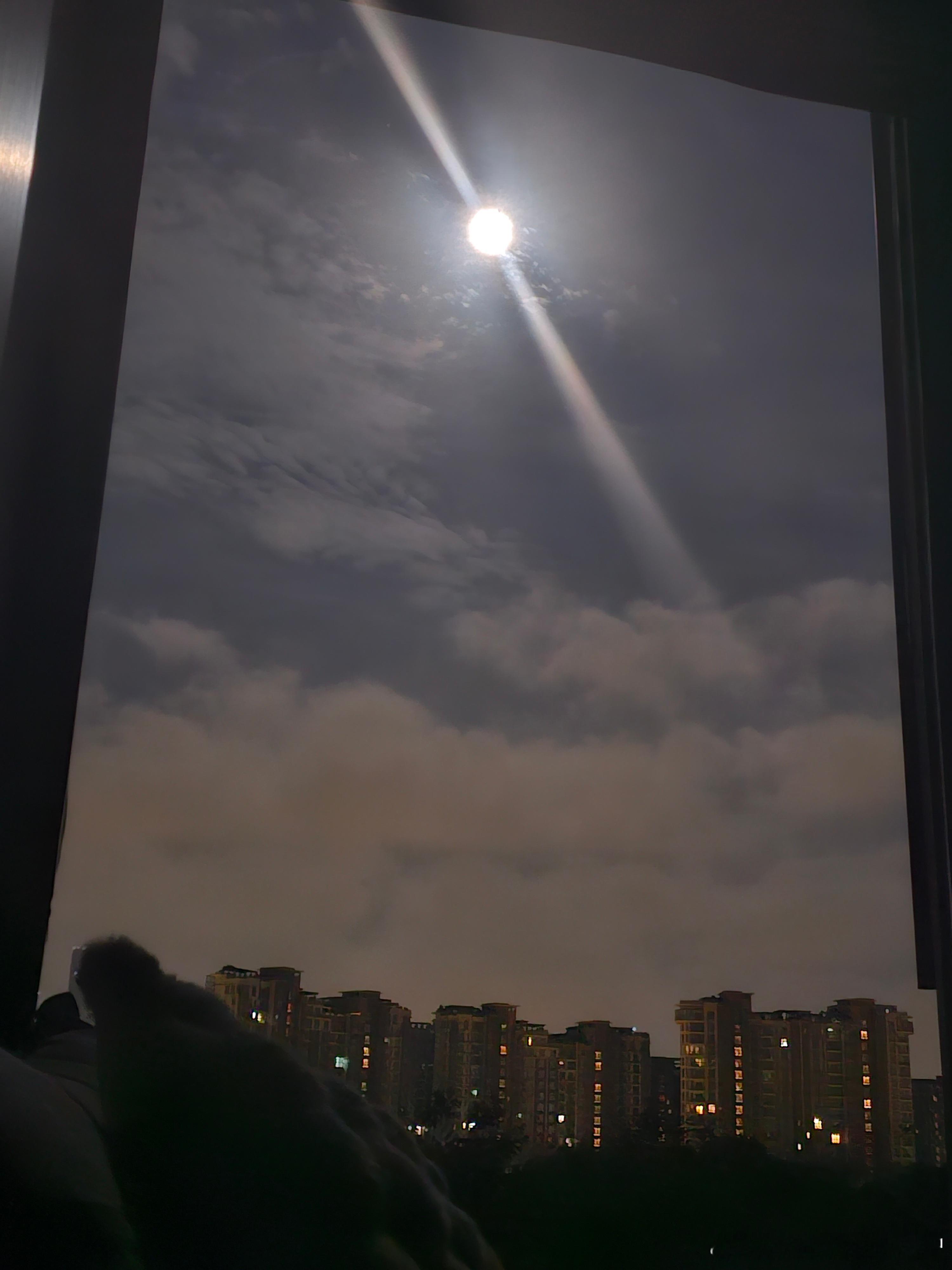 本已经躺下了，发现窗外亮的不寻常，把头从床沿探出一点，发现竟然是月光，确实是皓月