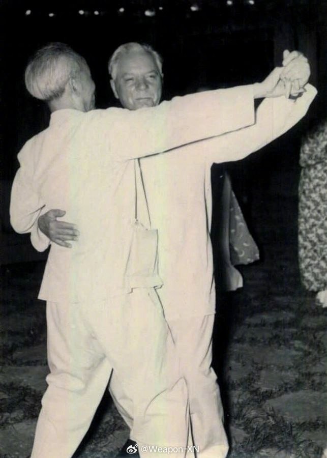 #照片中的历史[超话]# 1957年，胡志明与访问越南民主共和国的苏联最高苏维埃