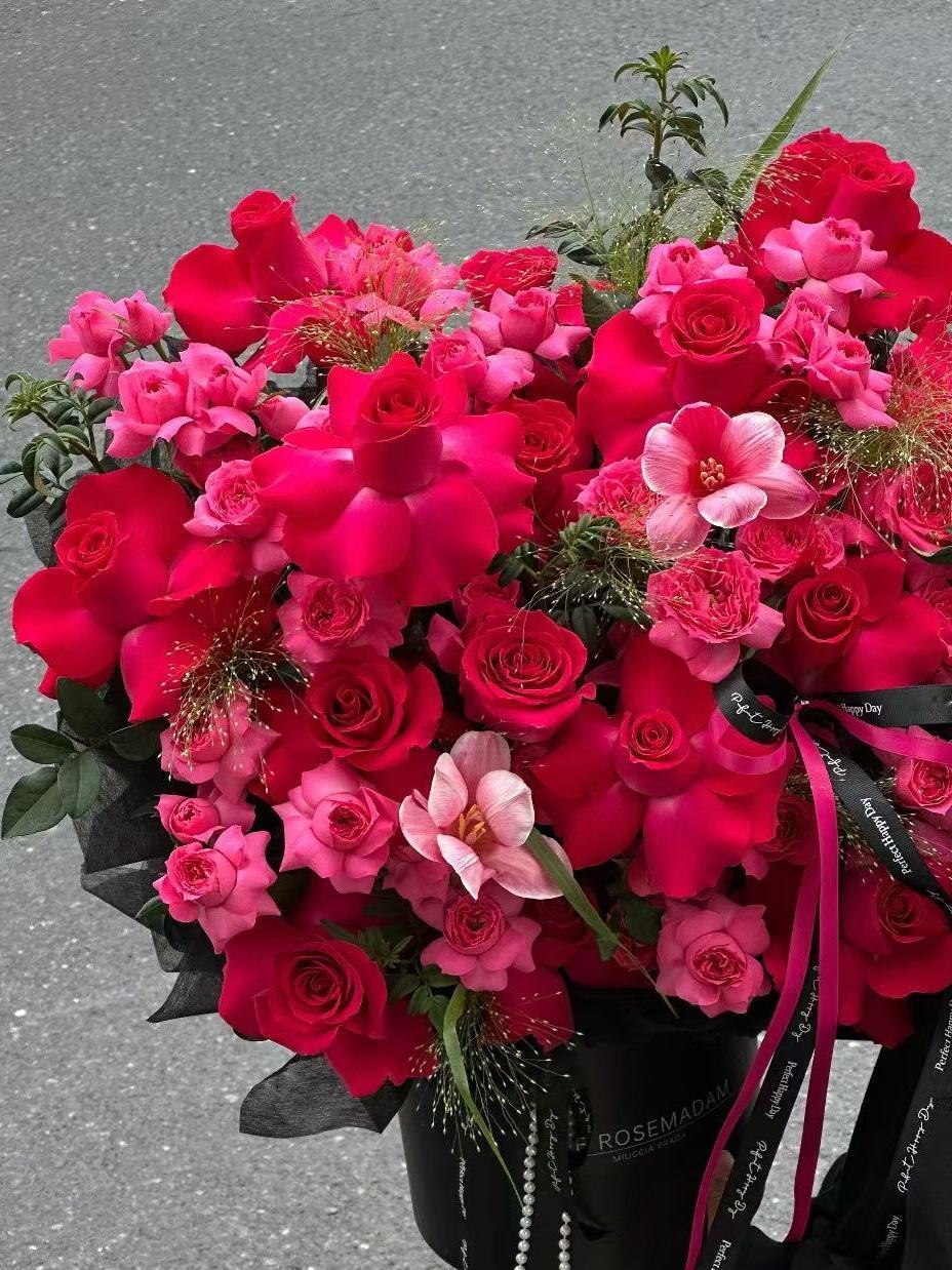 《七律～难懂的隔句对小众》

吟春大漠曲朝东，
眼见藏头格易同；
写韵边疆诗向北