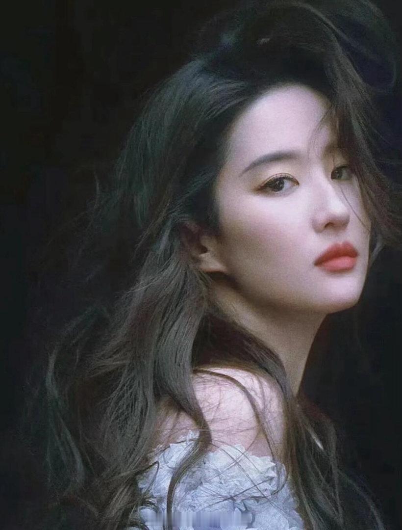 刘亦菲动态比静态更美静态定格远不足以展现刘亦菲的魅力，动态下的神情、体态相辅相成