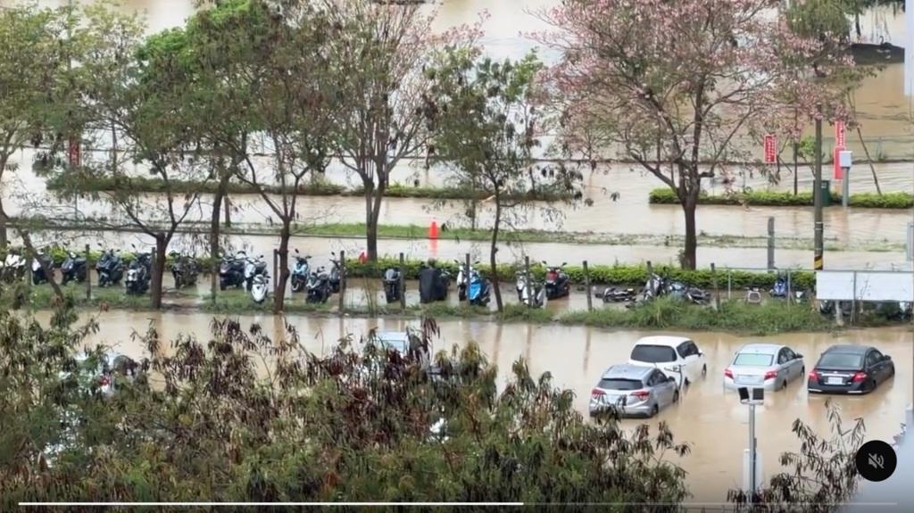 今天（4 号）这锋面一过，中南部直接被大雨“攻陷”了！气象署那是一刻都不敢松懈，