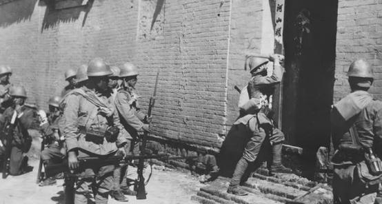 1943 年，16 岁的小伙在粪车上藏了一份重要情报，大摇大摆赶着牛车出城。为了