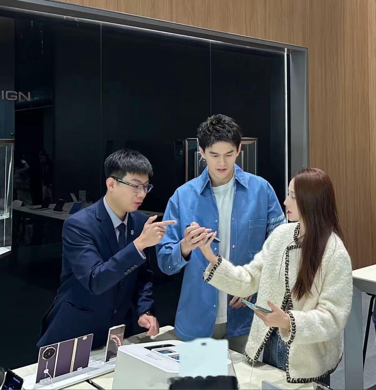 网友杭州商圈偶遇孙杨张豆豆，休闲装扮无工作人员随行，孙杨白到发光，两人体验新机、