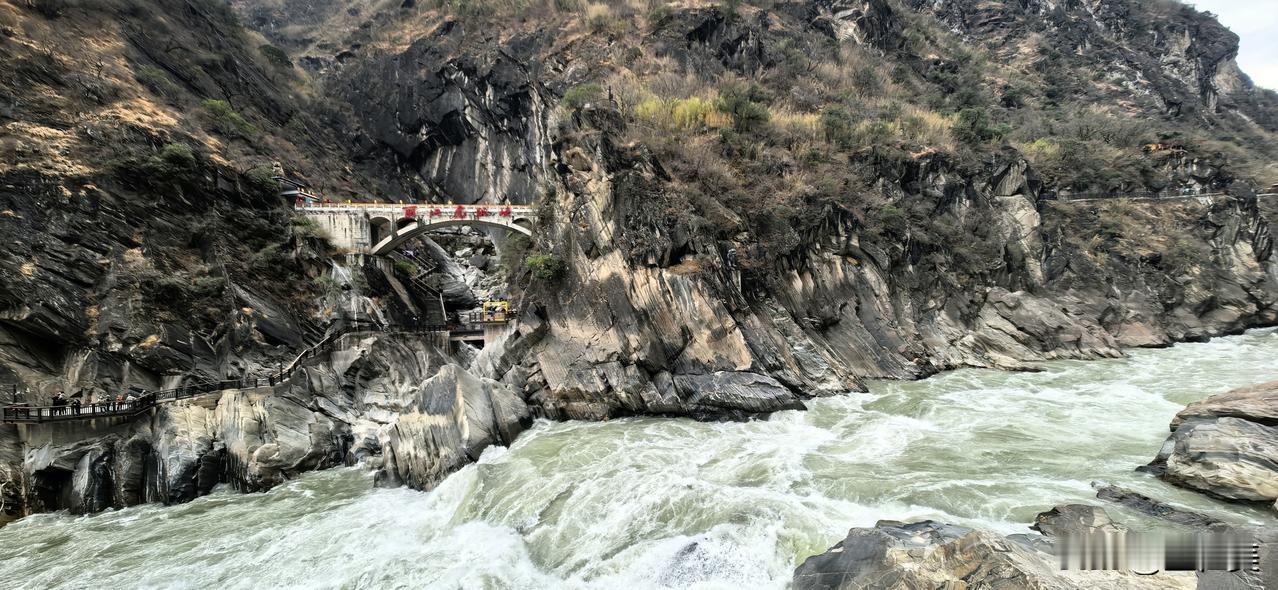 鹧鸪天·虎跳峡

万仞崖开一线天，金江怒涌走雷霆。
巨石横截千堆雪，虎啸曾惊万里