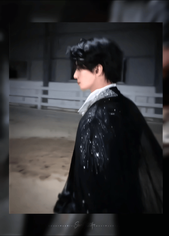 杨洋执剑黑马王子 给我上呼吸机我要被杨洋帅晕了！！黑衣长袍加亮片、执剑出场，贵气