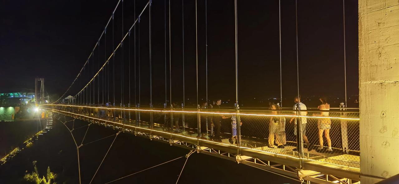 夜是一种很美妙的东西，掩去了喧嚣，模糊了世界，凸现了阑珊的灯光，静静的，勾勒出了