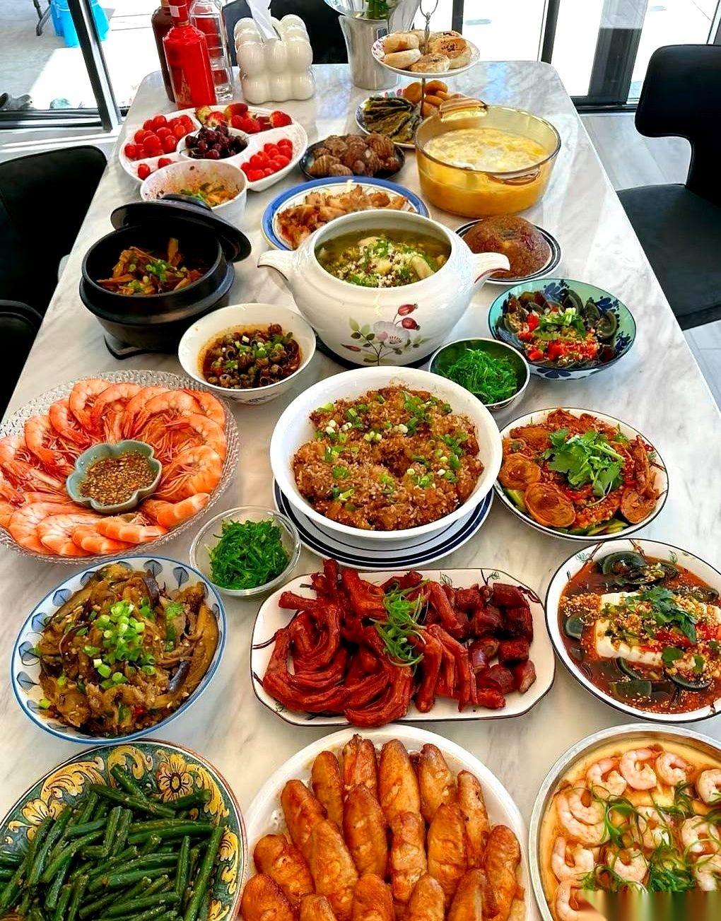 第十八道菜，红烧鱼，终于端上了桌。
我解下围裙，手腕酸得抬不起来。厨房里，油烟机