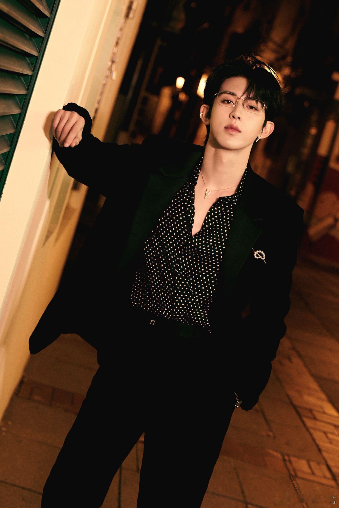 郭俊辰 初恋来了 郭俊辰尖叫之夜红毯造型太绝了，妥妥的初恋天花板降临，清爽帅气自