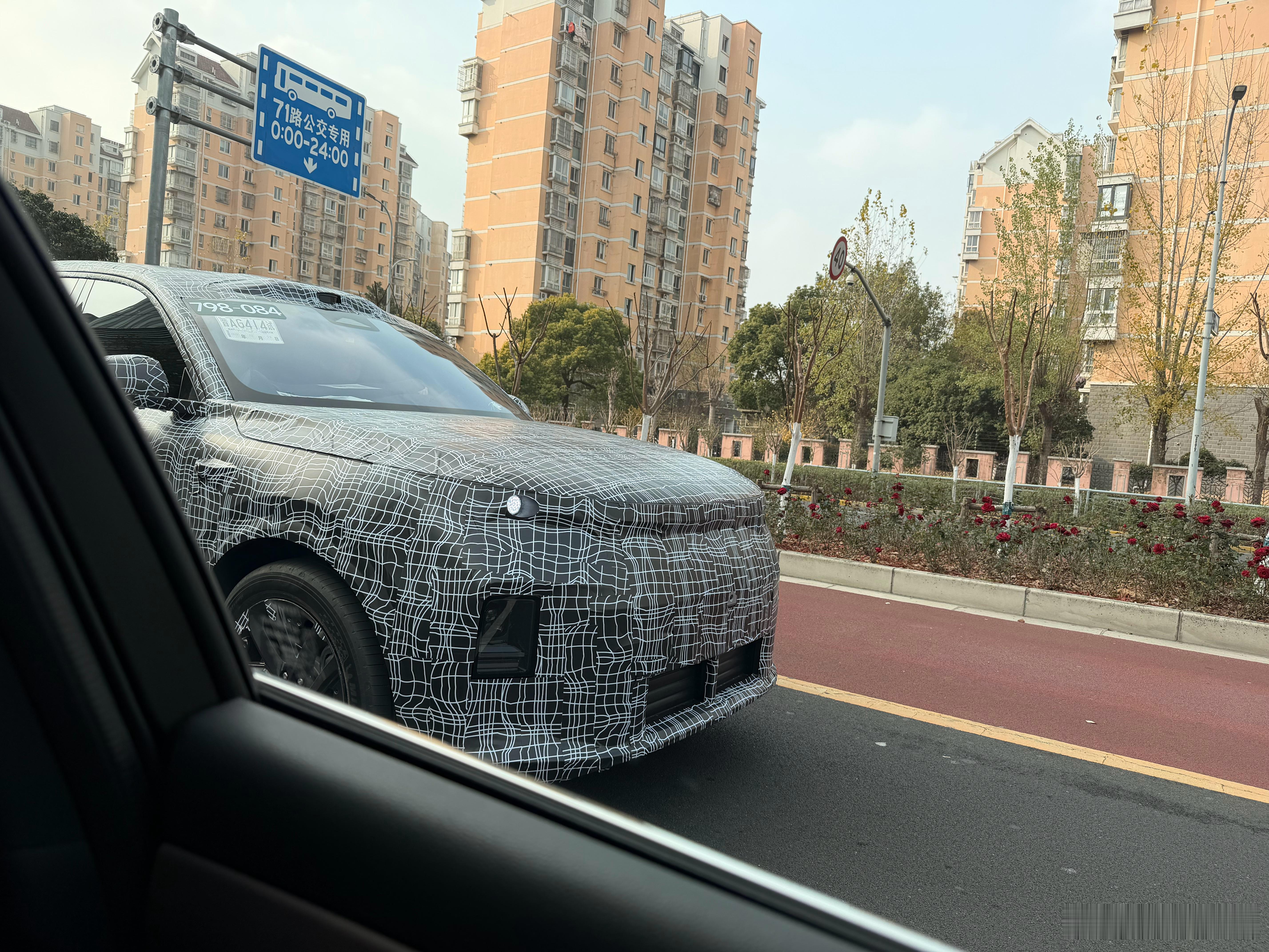 路上偶遇理想2026款L系列测试车，用上了米其林Pilot Sport 5 En