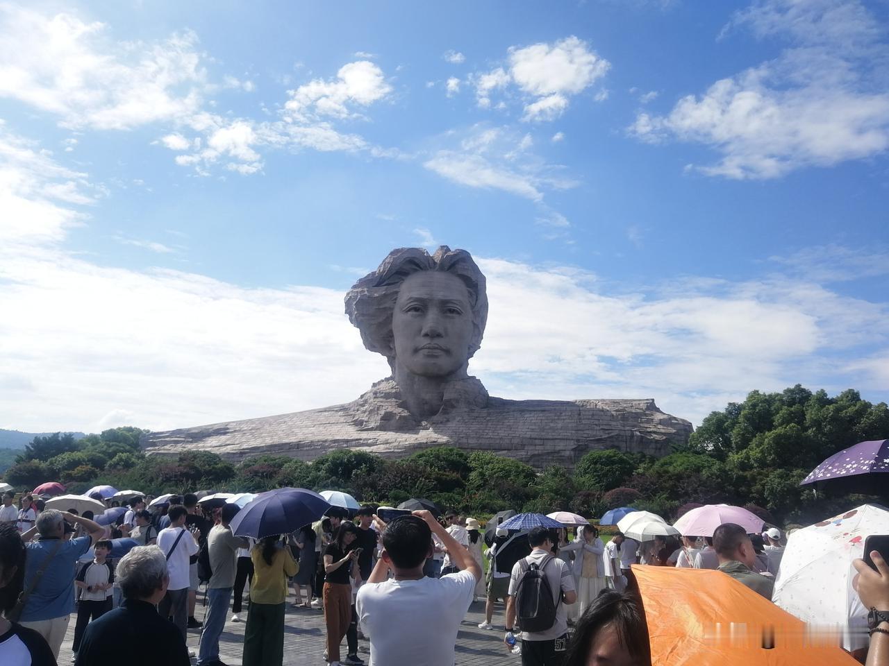 昨天沿着毛主席他老人家青年时期的足迹在湖南第一师范、清水塘和橘子洲头走了一天，对
