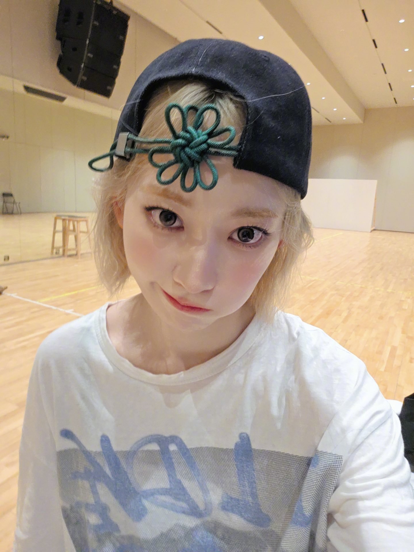 【Theqoo】公开回归金发造型的LE SSERAFIM许允真、Sakura 许