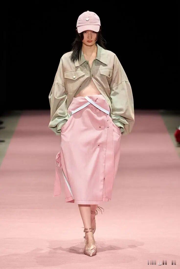 时尚那点事｜穿搭的乐趣
2026春夏时尚潮流荟萃
时尚是场永不停歇的冒险，
穿上