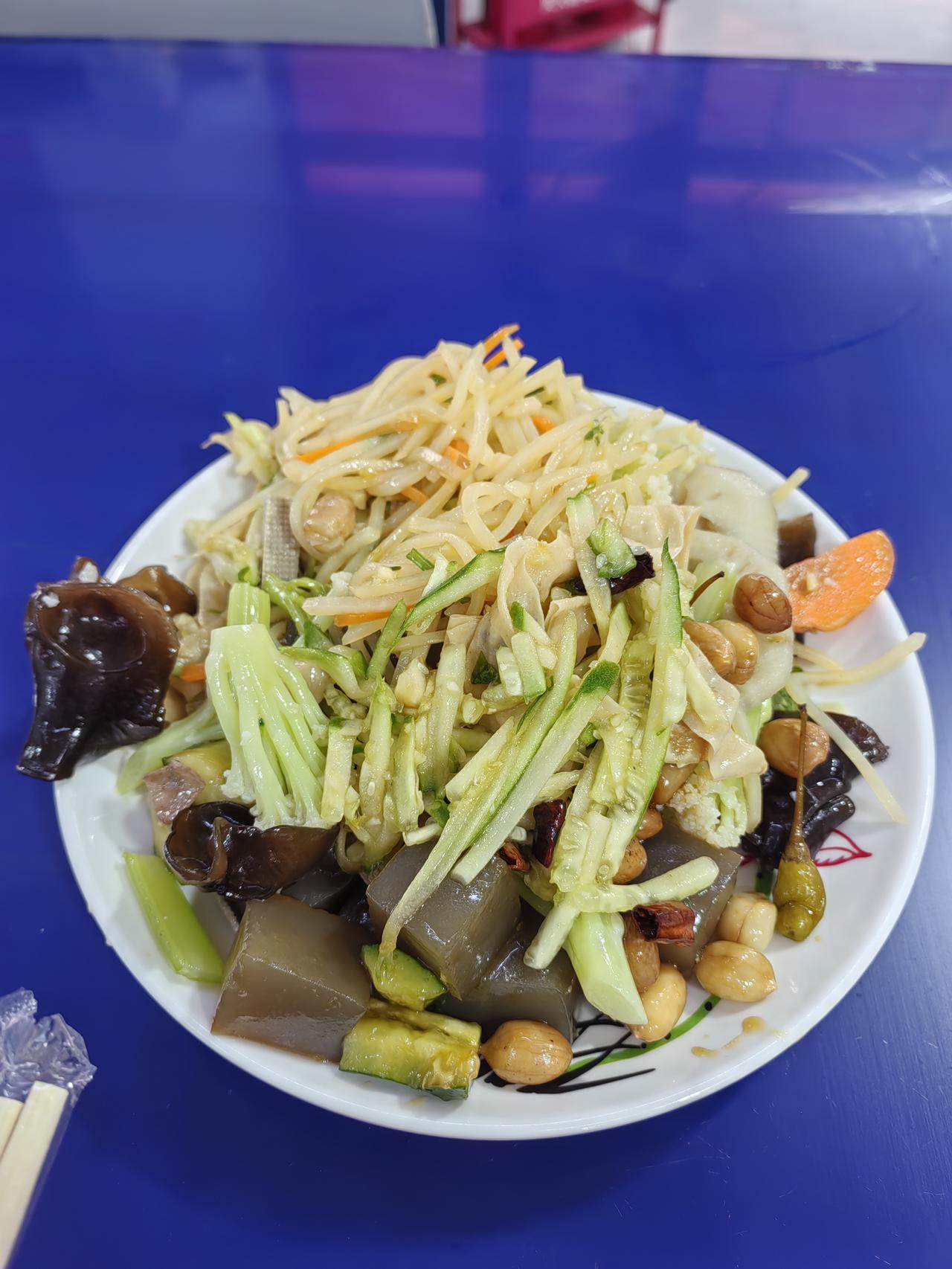回老家高兴，吃老家特色馅饼。
     早上骑上楼下三妹的电动车就跑了。先去水果