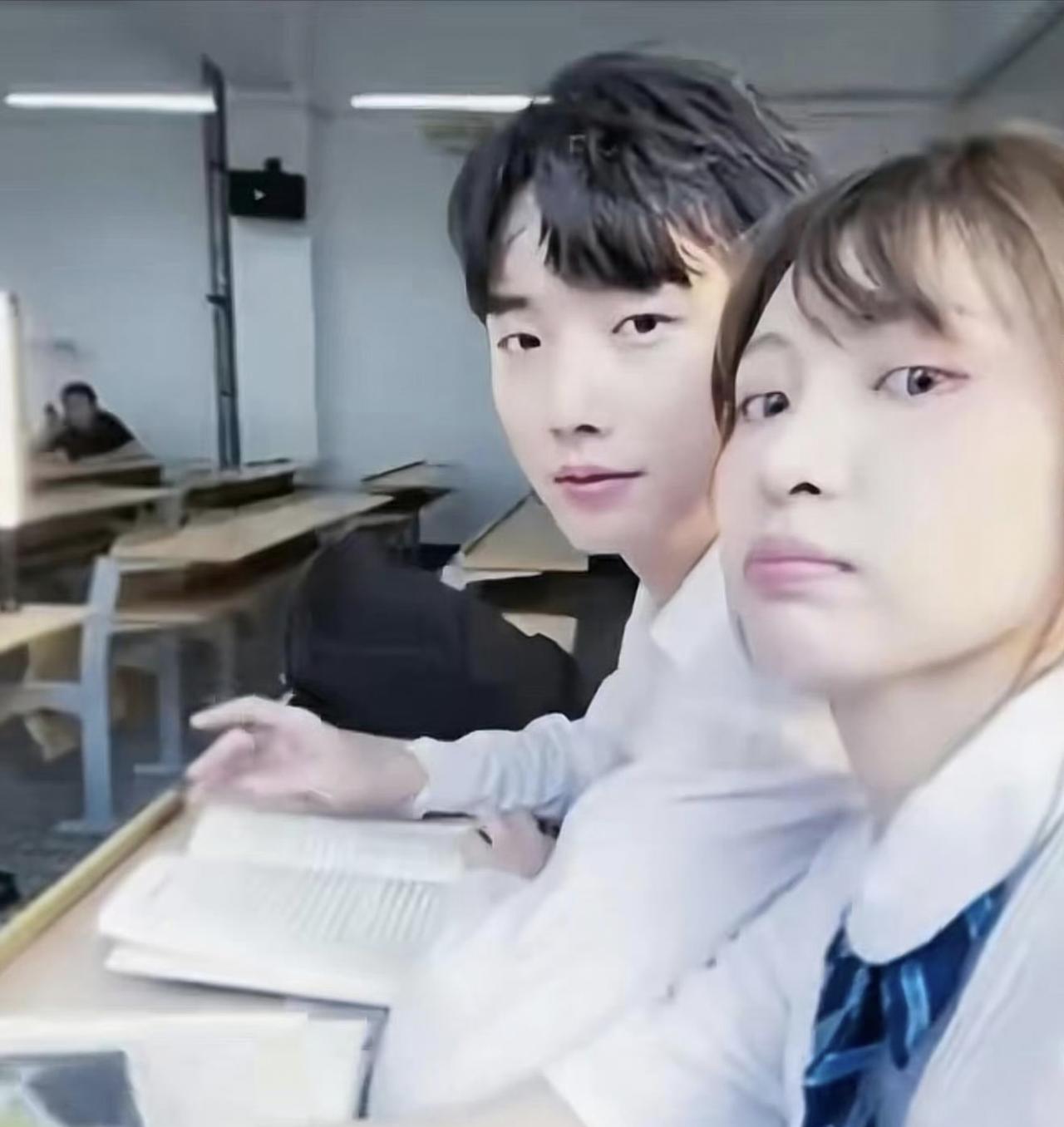 你看她又上恋综了。
才说分手几周，就登台刷存在感。
芒果TV笑着数流量，底下观众