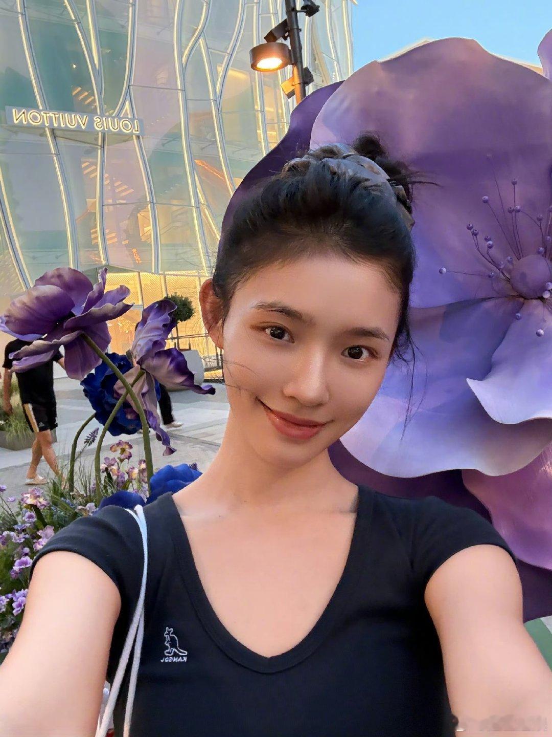 林允手臂肌肉线条林允手臂肌肉线条真的很耐看，线条干净利落，肌肉感恰到好处。不会显