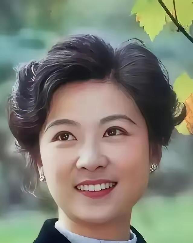2024年丈夫葬礼，76岁王馥荔全程没掉一滴泪，身姿挺直，死死攥着痛哭的儿子王骁