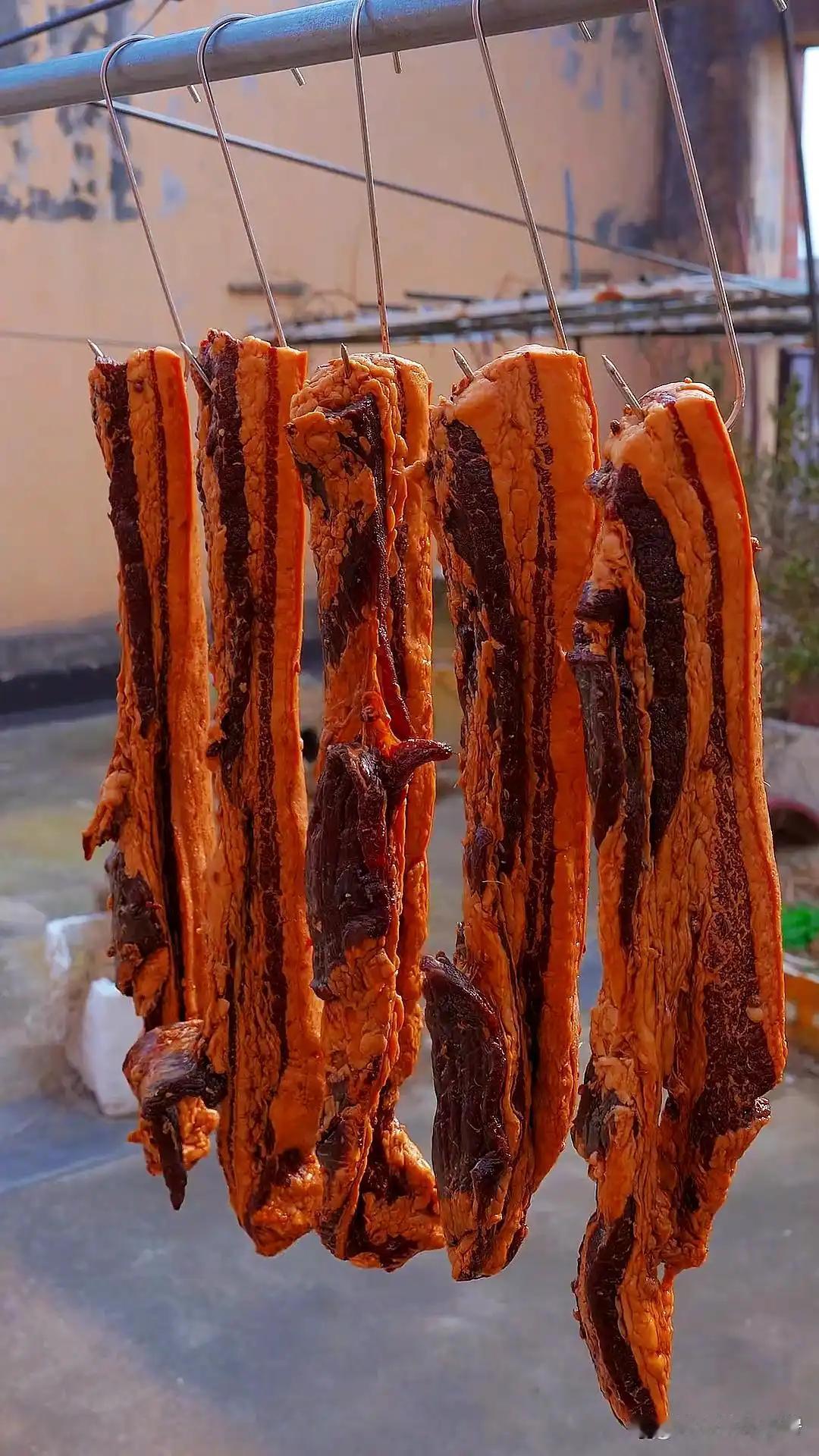 已几次电话被催办春节年货，都遭到拒绝且责备她咋这么急，好像要发生荒灾似的。

然