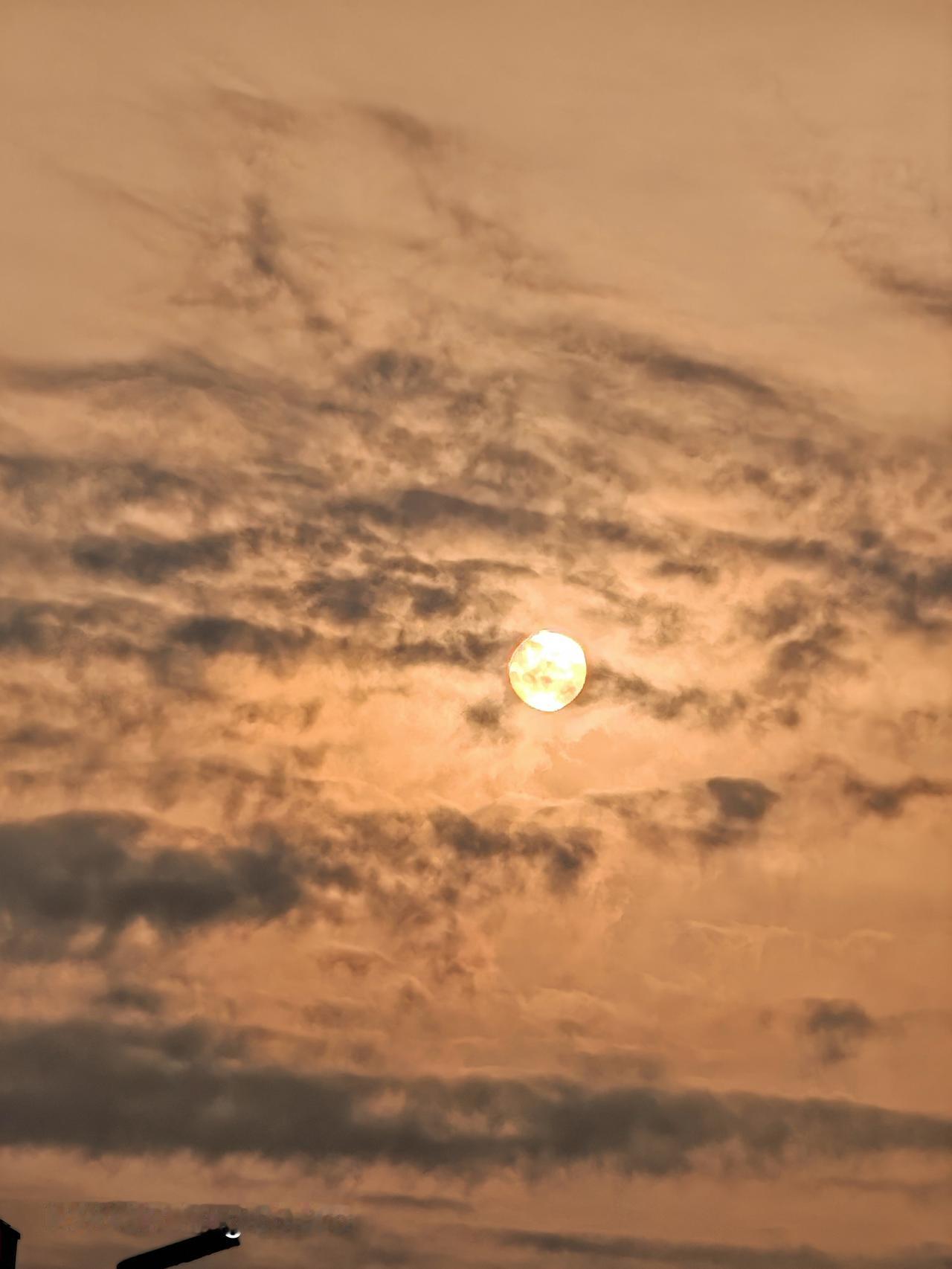 天空之城的早晨，太阳简直绝了！我早早来打卡，一到那就被眼前景象震撼。太阳刚露头，