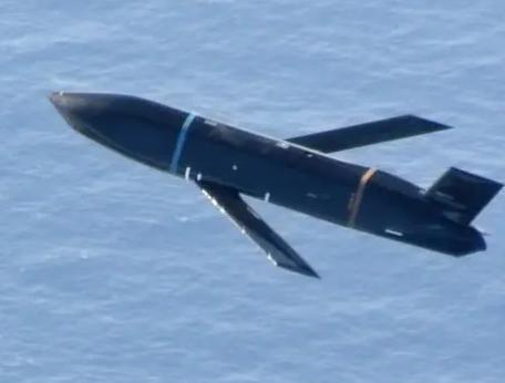 你说现在的美军，天天喊“全球第一海军”“世界最强导弹”，架势挺唬人，可一到实战，